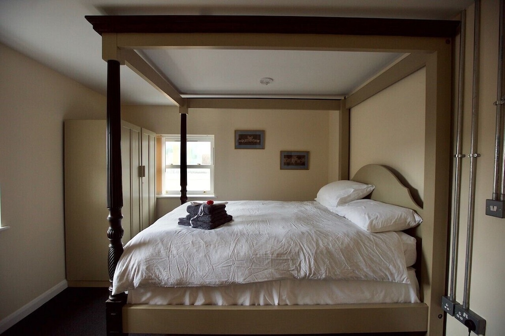 Spacious Serviced Apartment with Roof Top Terrace Near The Waterfront, Ipswich photo 1