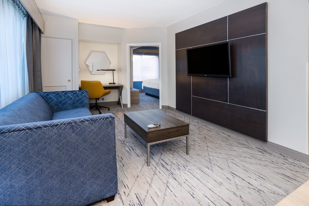 Suite, 2 Bedrooms - Photo 2