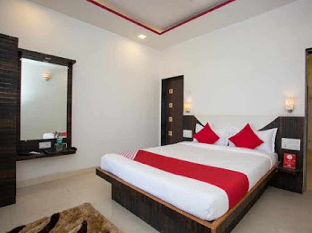 Deluxe Room, 1 King Bed photo 3