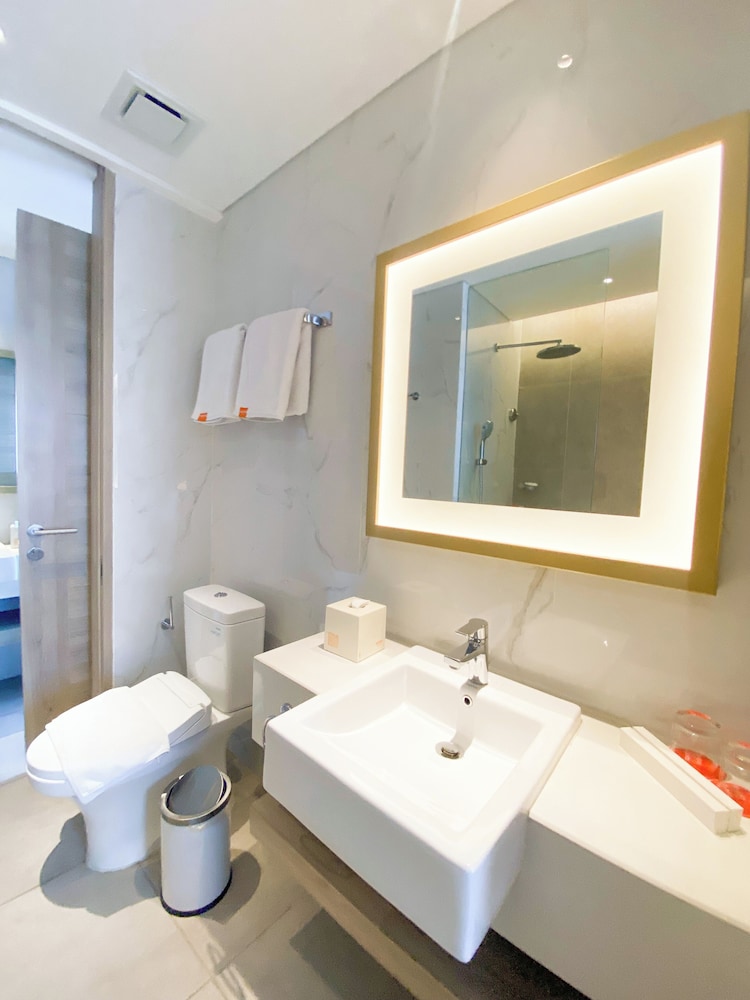 Suite, 2 Bedrooms - Photo 3