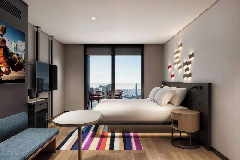 Deluxe Room, 1 King Bed, Balcony photo 1