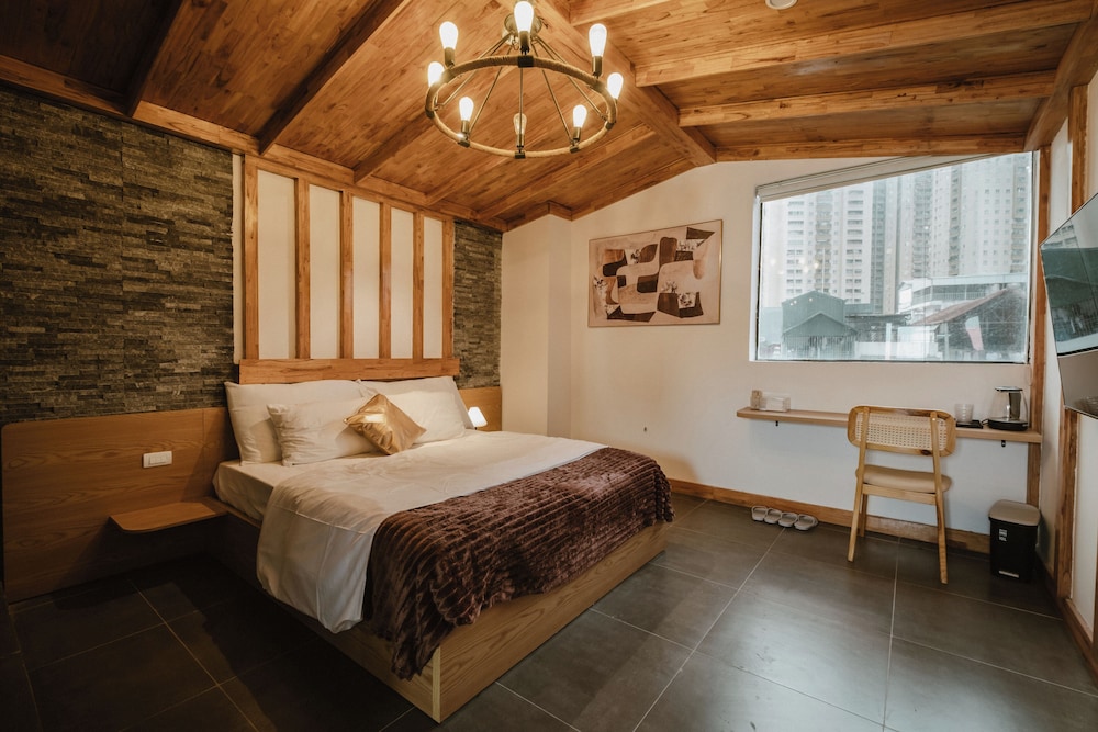 Superior Studio, 1 Queen Bed, Bathtub