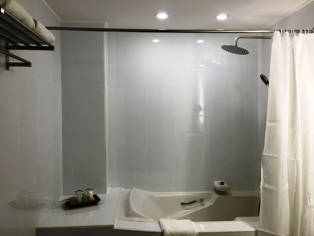 Deluxe Room - Photo 9