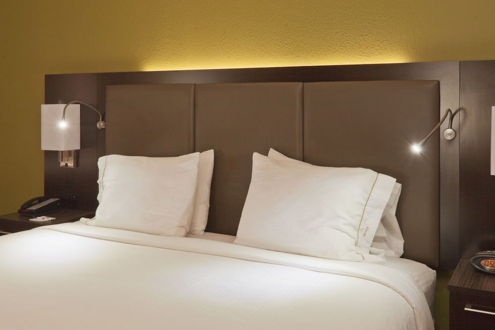 Suite, 1 King Bed - Photo 3