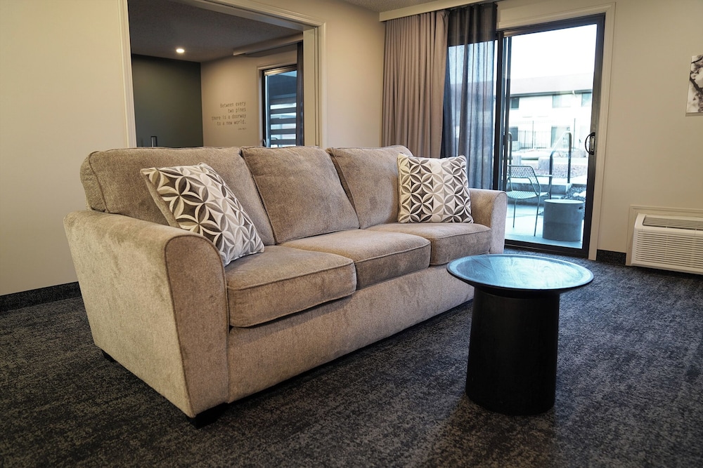 Poolside Suite - Photo 2