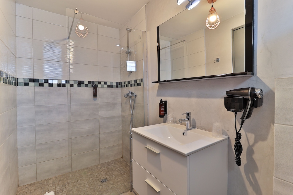 Superior Quadruple Room - Photo 3