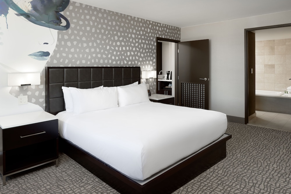 Deluxe Suite, 1 King Bed photo 2