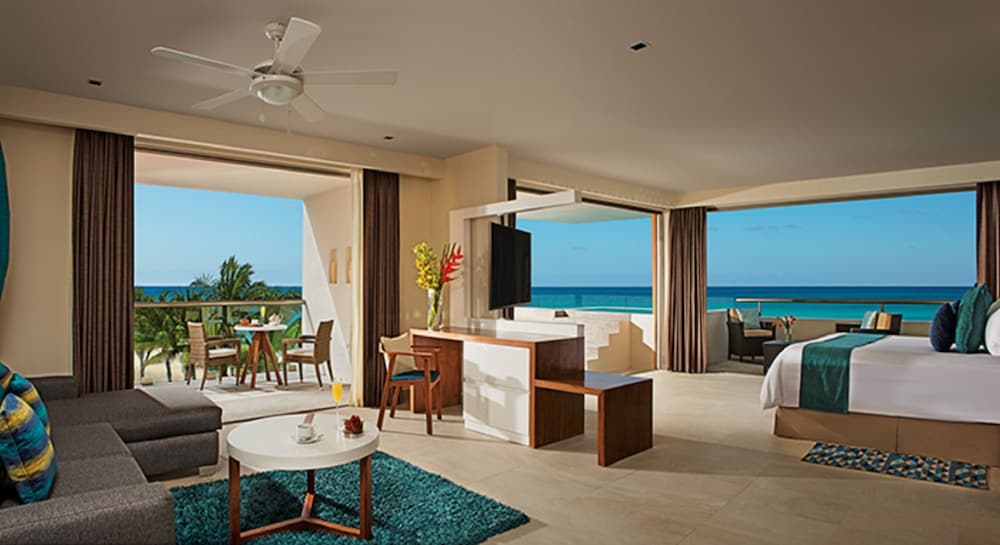 Preferred Club Junior Suite Ocean Front Plunge Pool King