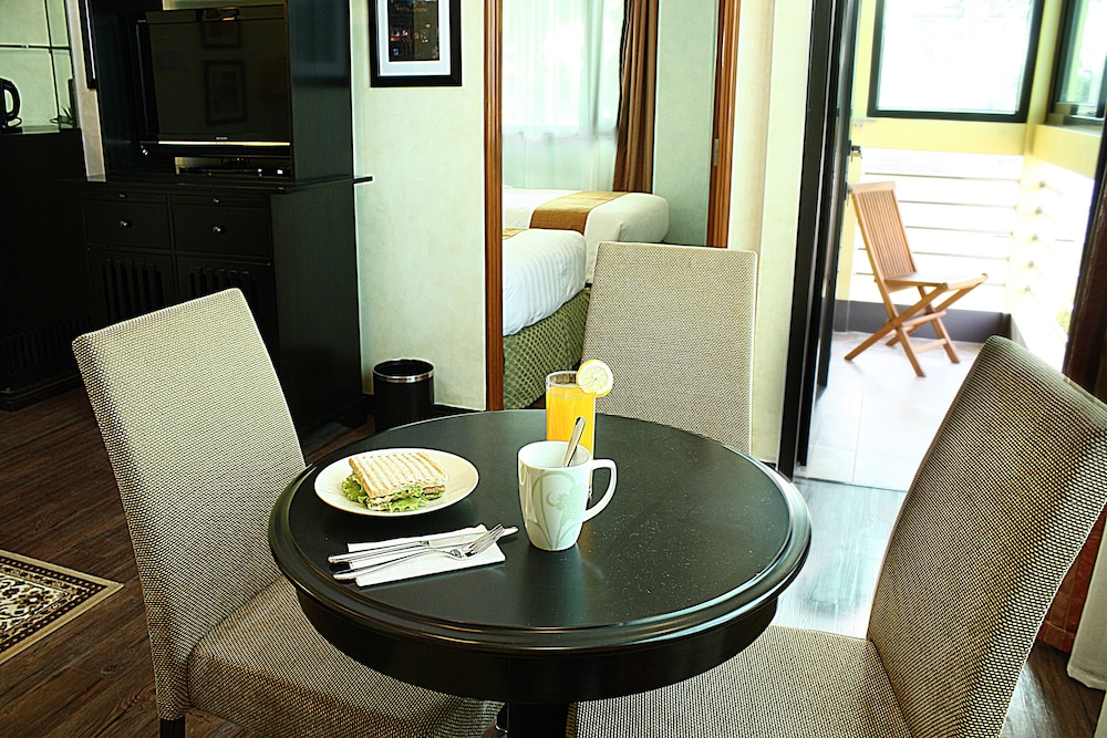 Suite, 2 Bedrooms - Photo 6