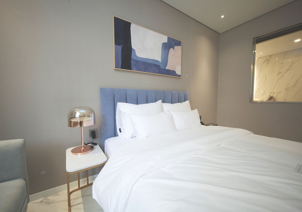Suite - Photo 14