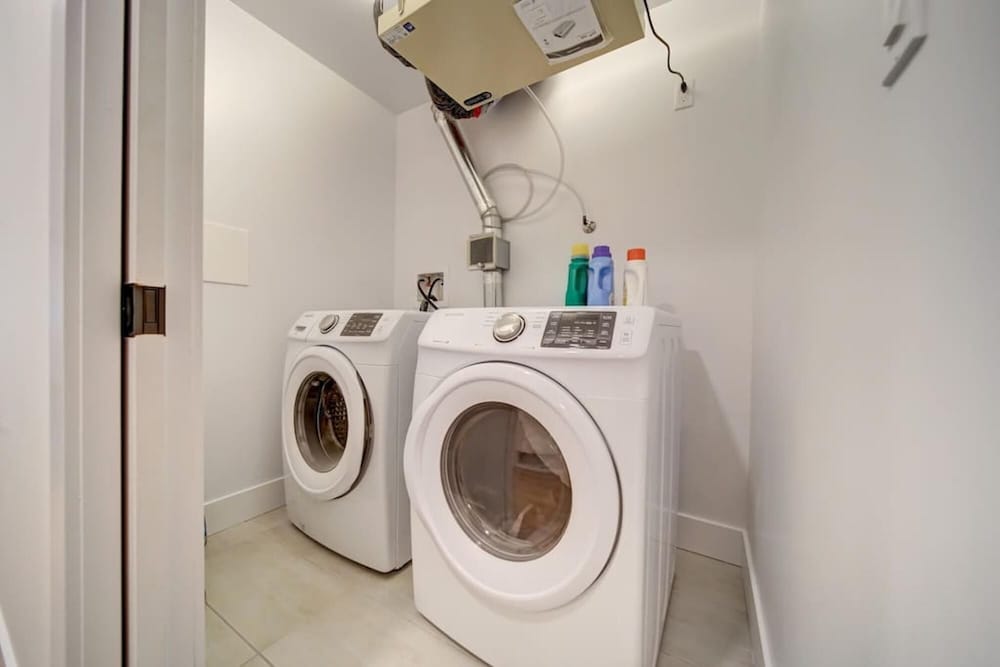 Stylish Modern Condo w Parking Location Coffee, Foto 7