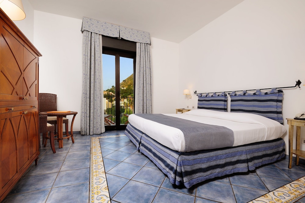 Deluxe Room - Photo 2