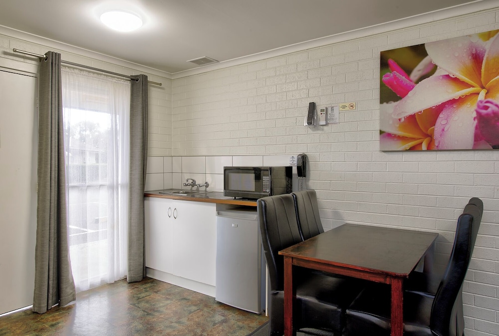 Large Family Suite (Double and 3 Singles) photo 3