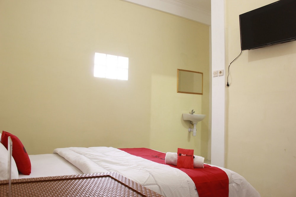 Double Room (Reddoorz) photo 3