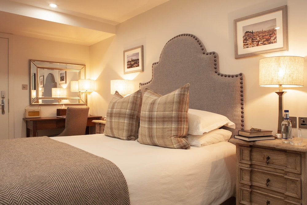 The House Executive Room (located at 5 Hampton Terrace)