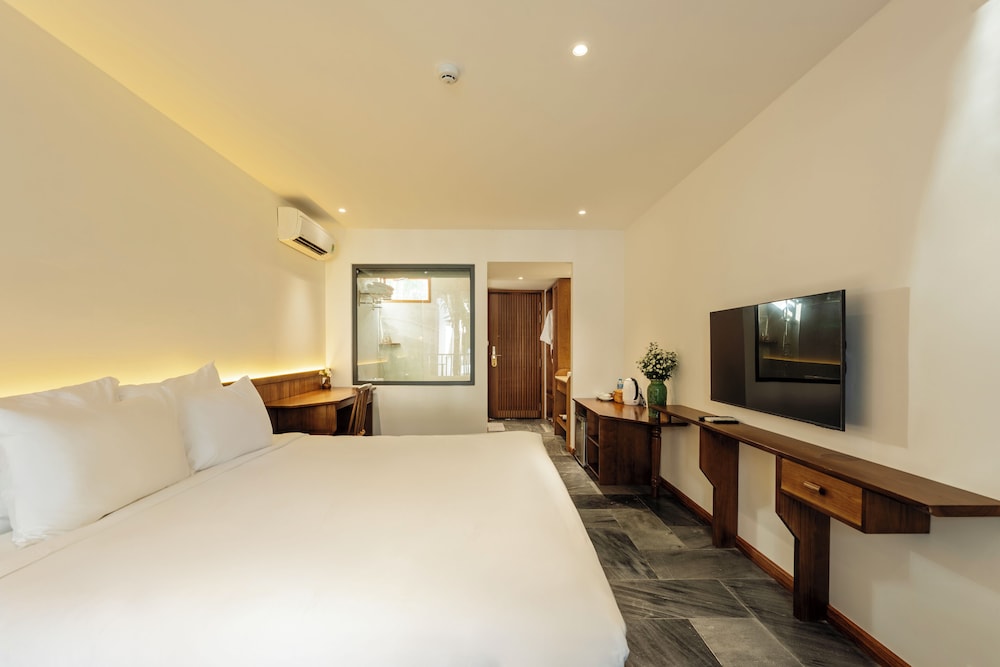 Superior Room, Pool View - Photo 7