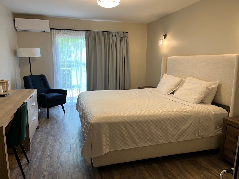 Executive Room, 1 King Bed, Patio (4)
