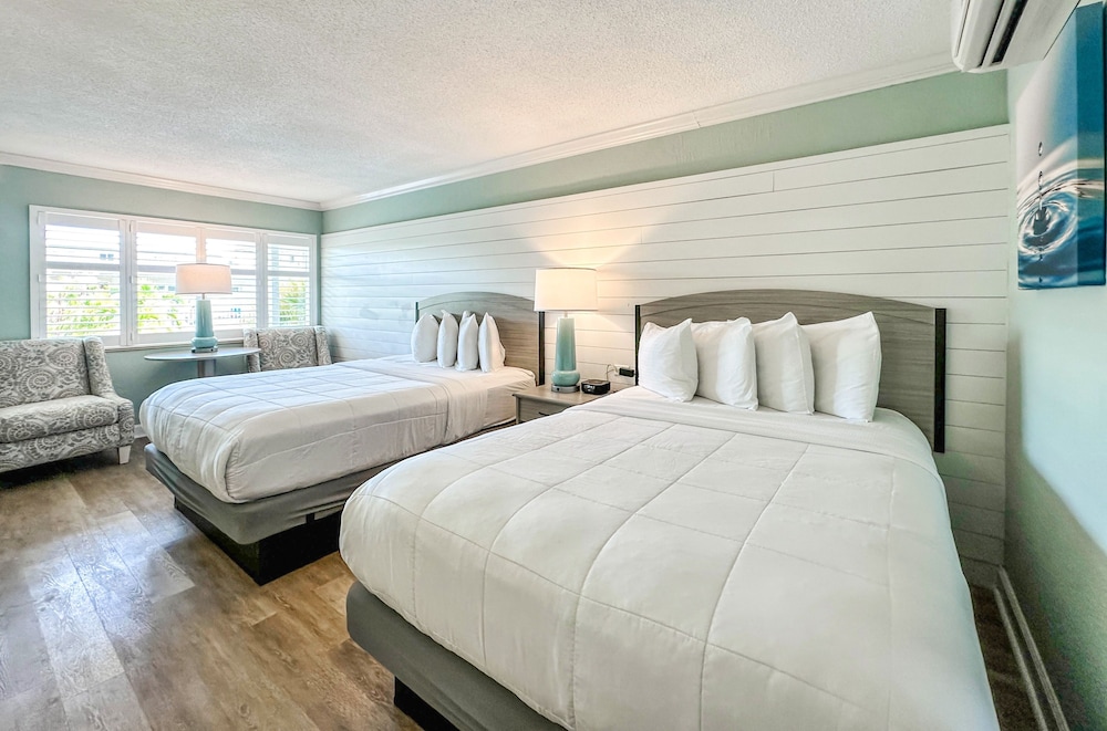 Room, 2 Queen Beds, Kitchenette, Poolside photo 1