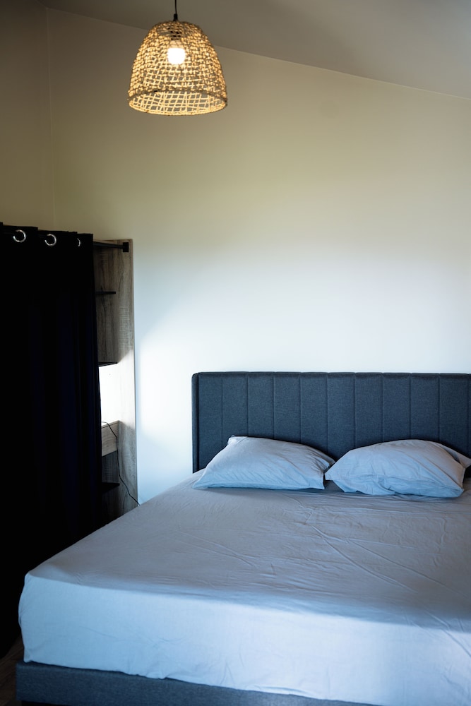 Elite Cottage, 1 Queen Bed, River View photo 3