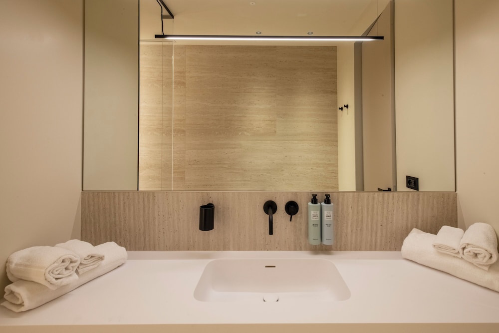 Suite, Hot Tub - Photo 12