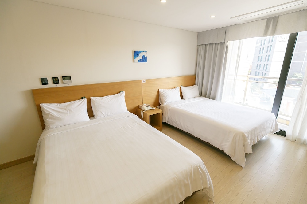 Standard Room, 2 Double Beds, Non Smoking, Bathtub (Superior)