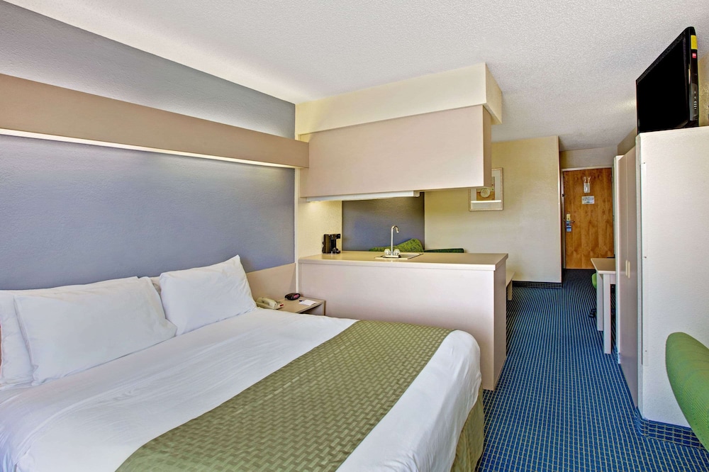 Studio, 1 King Bed, Non Smoking - Photo 4