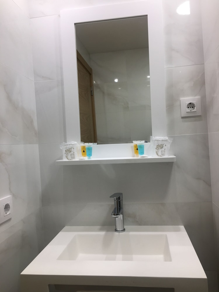 Standard Double Room, Private Bathroom - Photo 3
