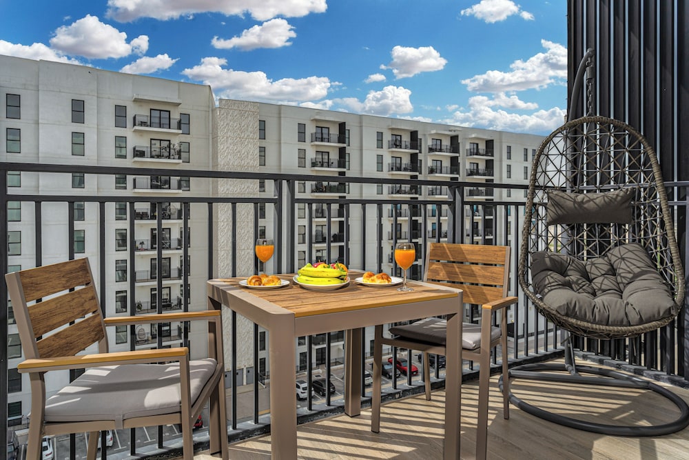 Luxury Apartment, Balcony, Partial Lake View