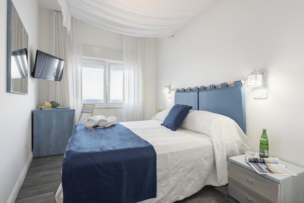 Classic Double or Twin Room, Sea View photo 3