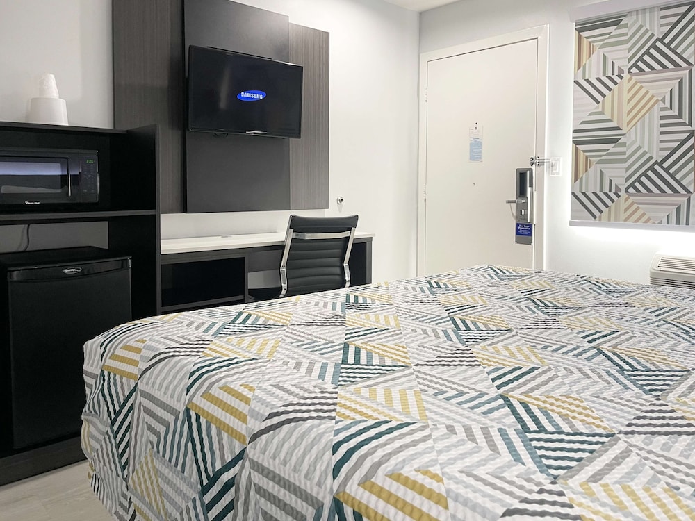 Deluxe Room, 1 King Bed, Accessible, Non Smoking photo 1