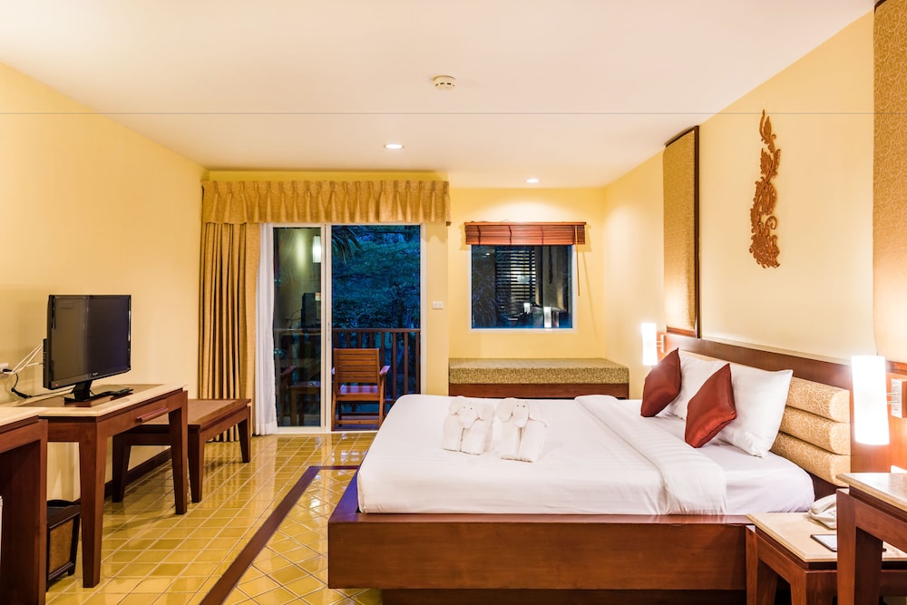 Deluxe Garden Wing King Room - Photo 8