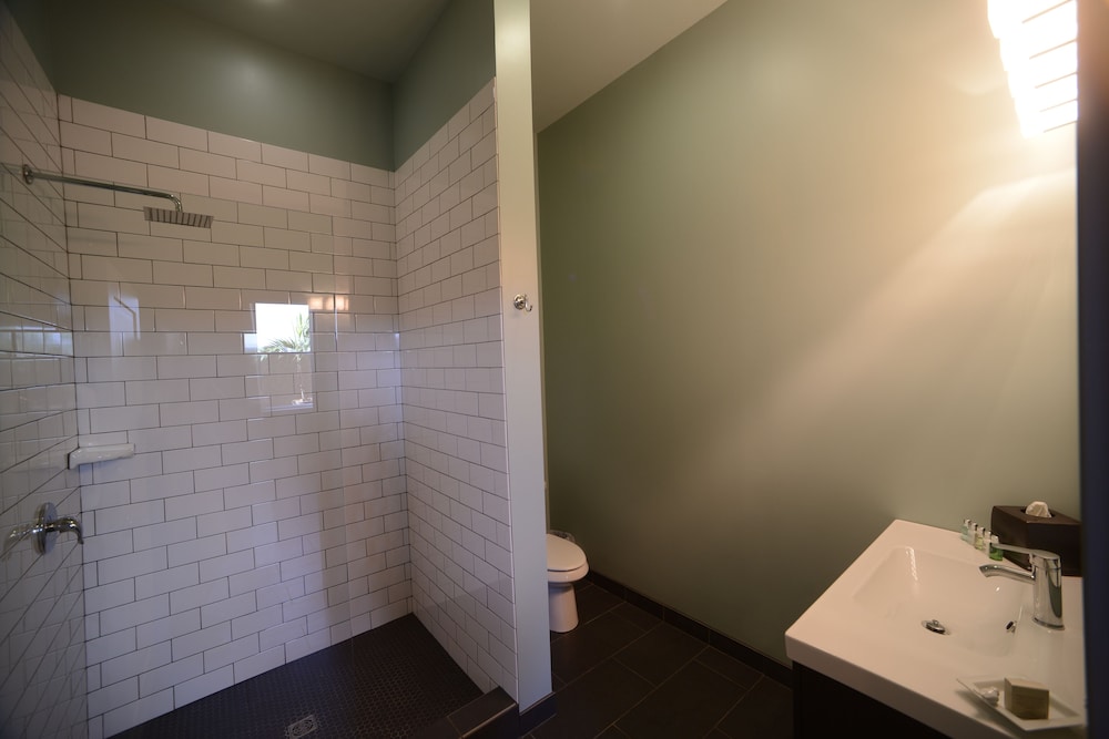 Elite Room, 1 King Bed, City View photo 3