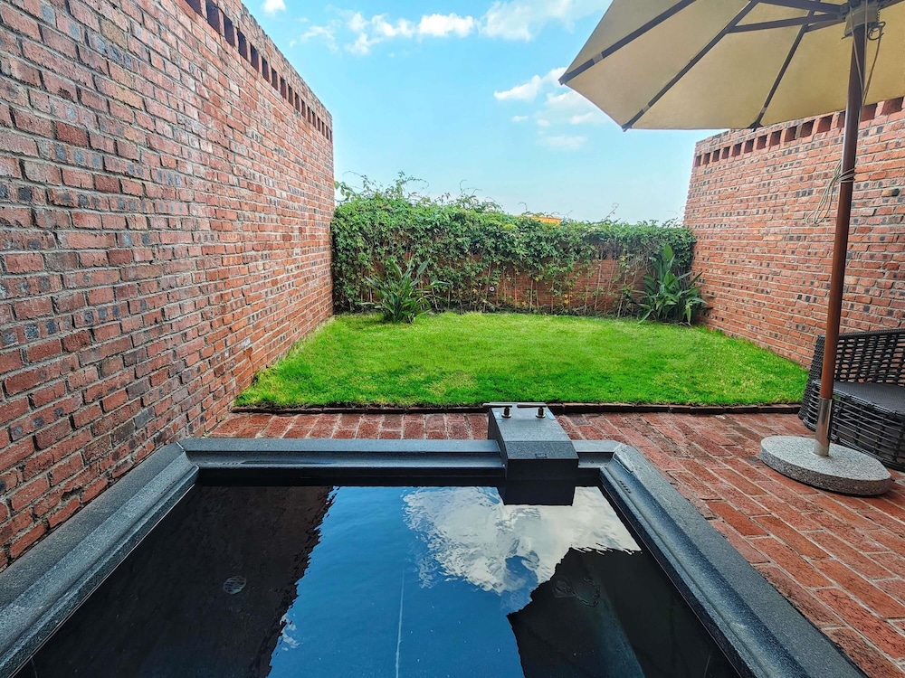 Deluxe Terrace  King Bed Room with Garden Pool - Photo 6