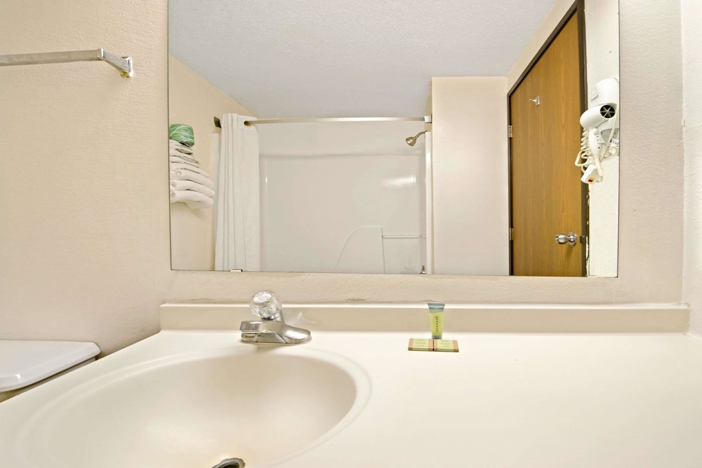 Standard Room, 1 Queen Bed - Photo 3