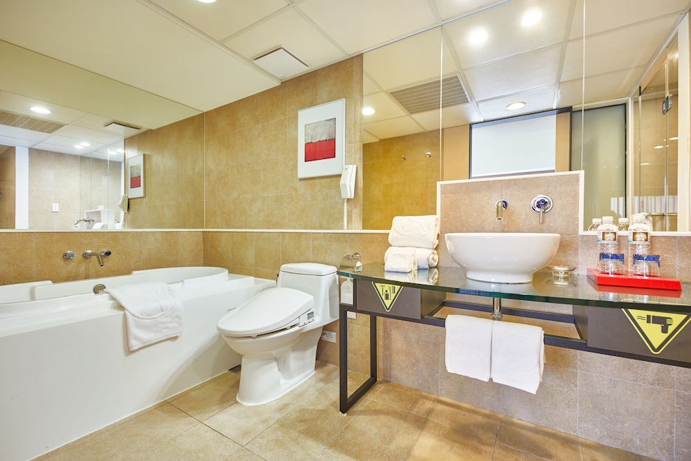 Suite, 1 Double or 2 Twin Beds (Station) thumbnail 6