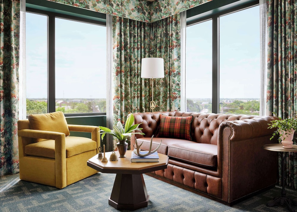 Junior Suite, 1 King Bed, Accessible Bathtub - Photo 3