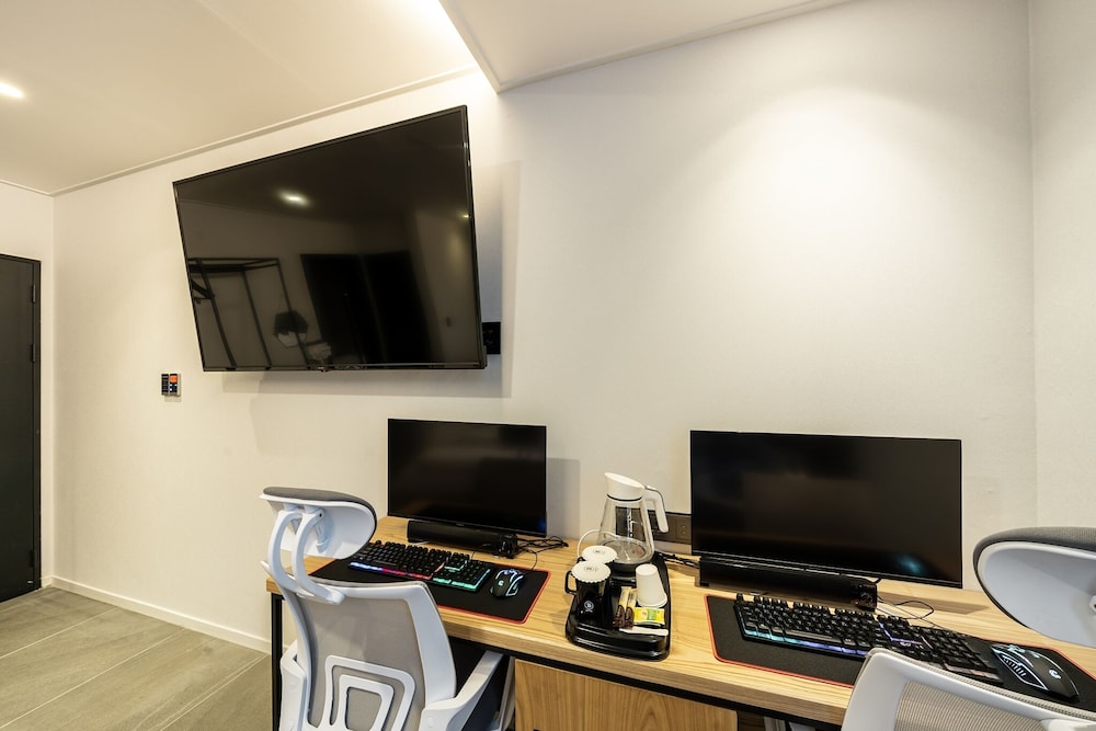 Premium Twin Room - Photo 9