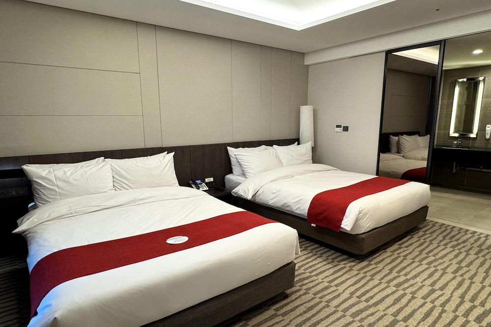 Suite, 2 Double Beds, Non Smoking - Photo 2