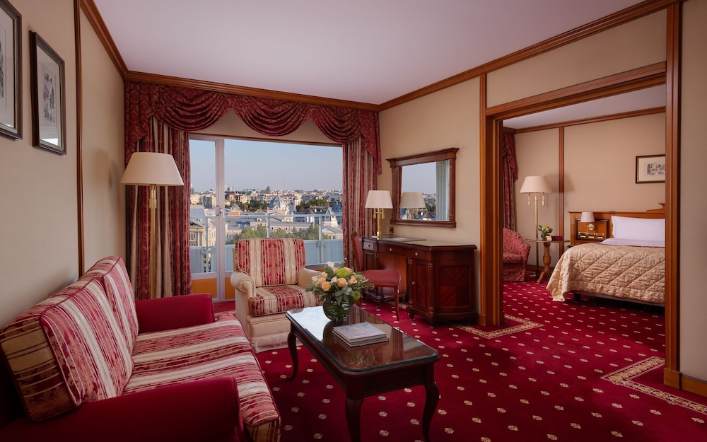 Superior Suite, Multiple Beds (King) photo 3