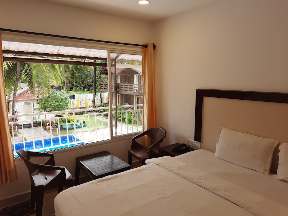 Deluxe Room With Balcony With Pool View