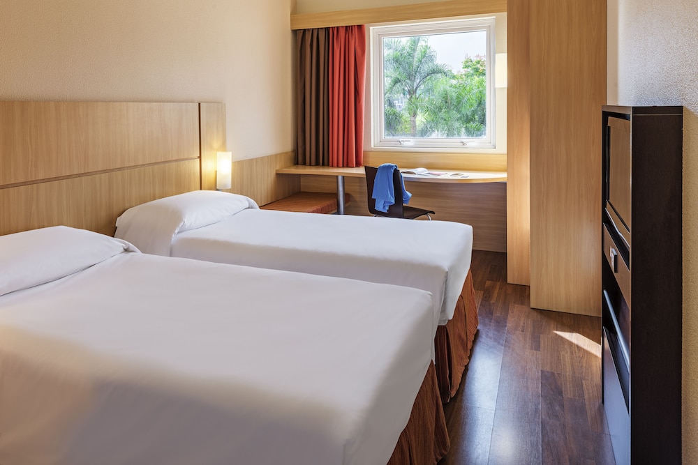 Standard Room, 2 Twin Beds - Photo 8