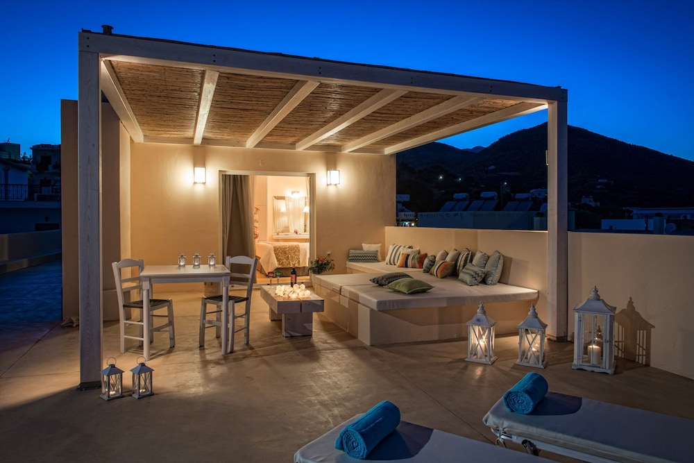 Deluxe Penthouse Suite | Panoramic Sea View & Outdoor Hot Tub - Photo 2