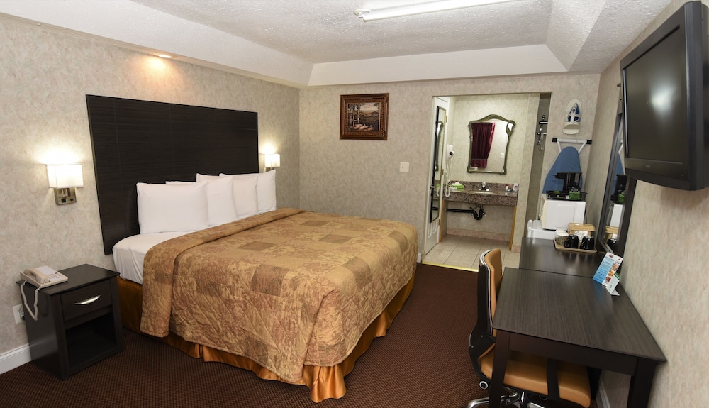 Deluxe Room, 1 King Bed, Non Smoking, Refrigerator & Microwave