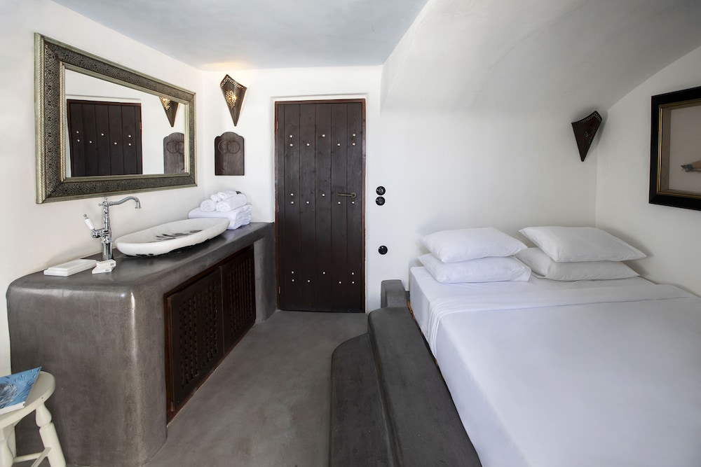 Deluxe Room with Indoor Plunge Pool and Caldera View
