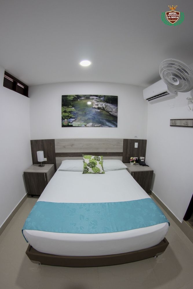 Standard Room, 1 Queen Bed photo 2