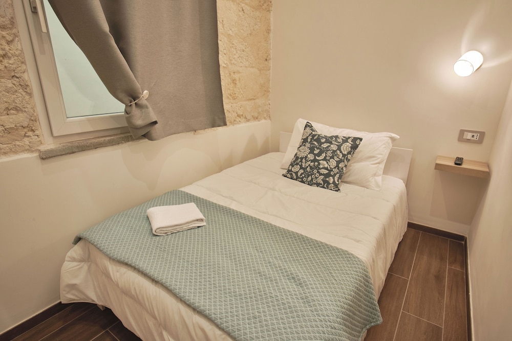 Standard Single Room, 1 Large Twin Bed, Private Bathroom photo 1