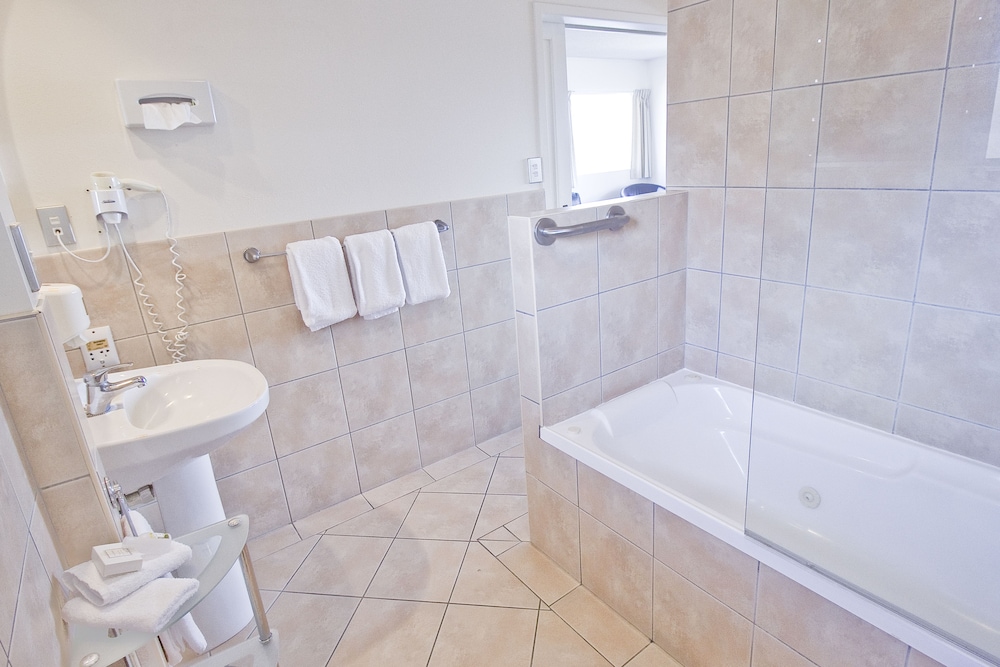 Standard Suite, 1 Bedroom (Lakeview Suite) photo 3