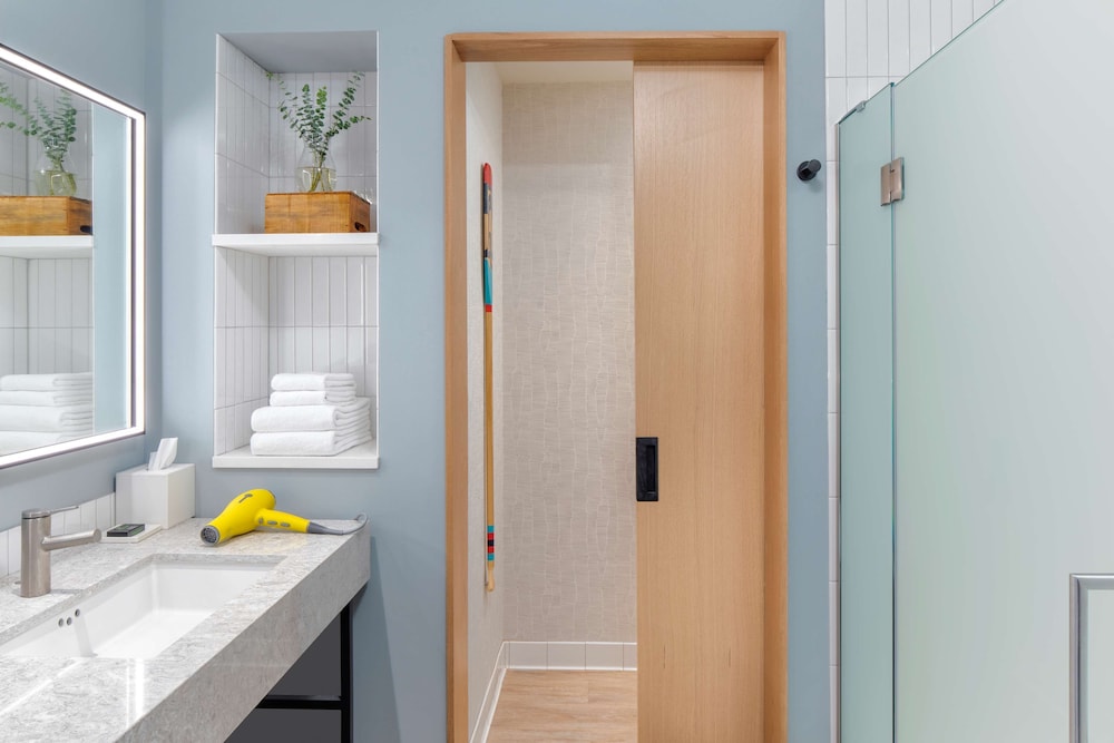Suite, Corner - Photo 2