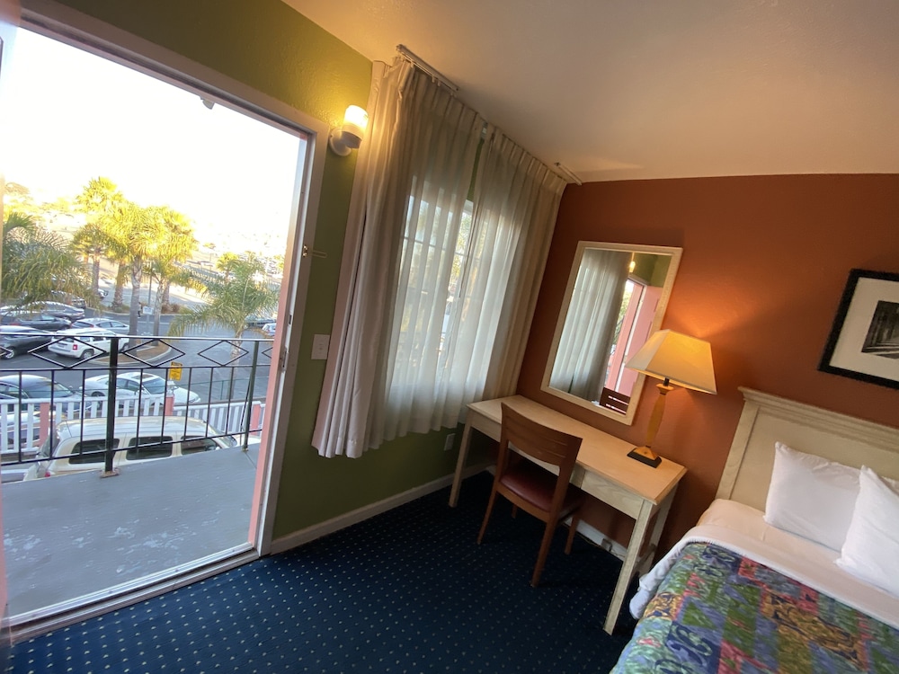 Standard Room, 1 Queen Bed - Photo 4