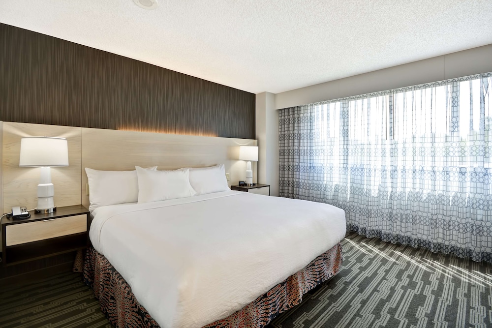 Premium Suite, 1 King Bed, Non Smoking (Conference) - Photo 2